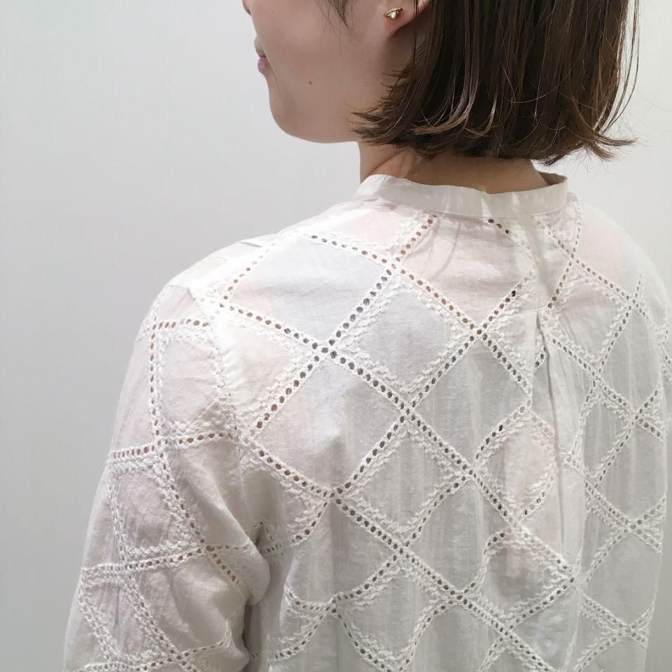 a2414【phone】新品 ドット刺繍柄ピンタックシアーブラウス スイス製 NOMBRE IMPAIR - コンビスクエア刺繍 ねじりピンタックブラウス