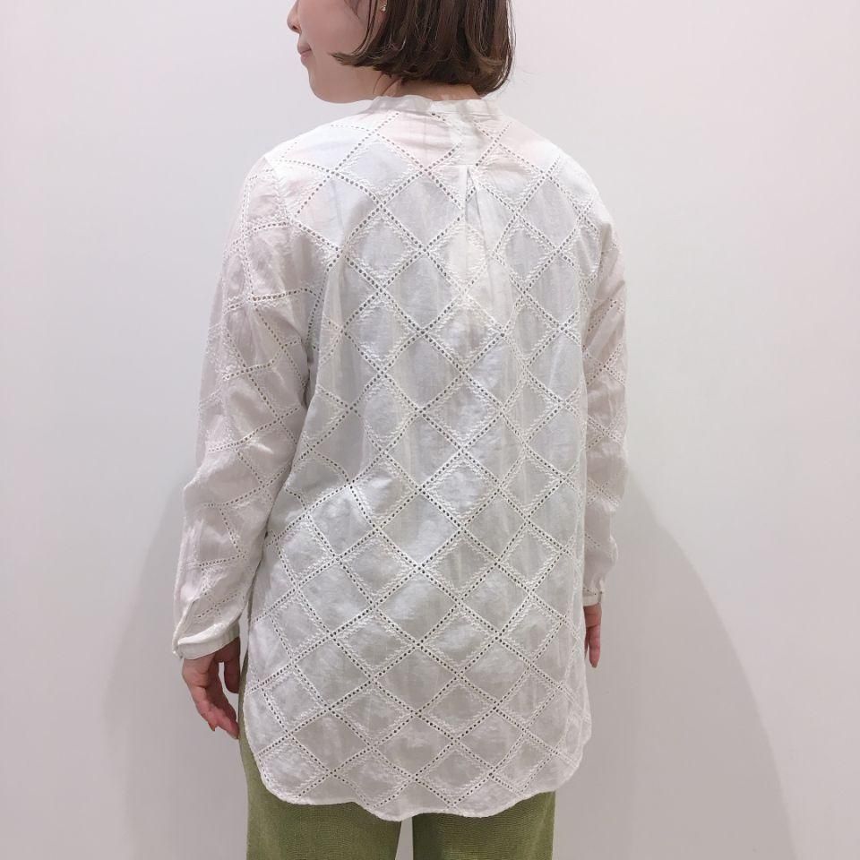 a2414【phone】新品 ドット刺繍柄ピンタックシアーブラウス スイス製 NOMBRE IMPAIR - コンビスクエア刺繍 ねじりピンタックブラウス