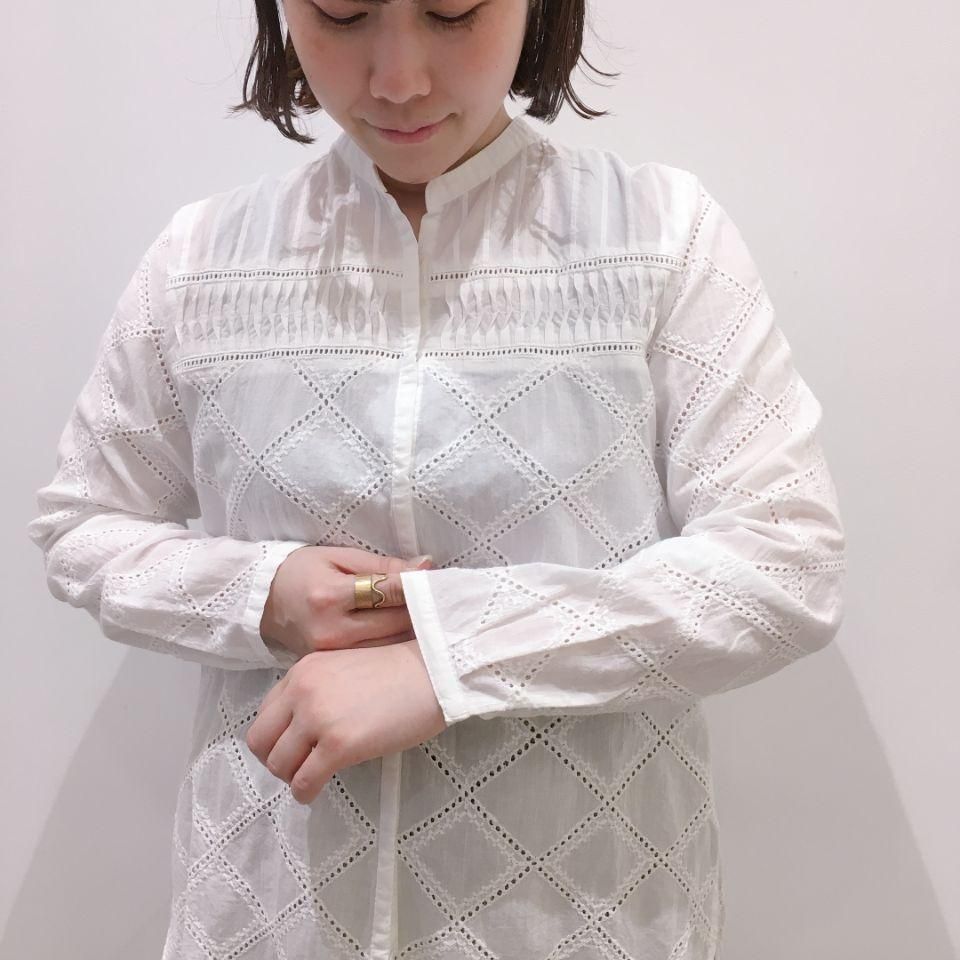 NOMBRE IMPAIR - コンビスクエア刺繍 ねじりピンタックブラウス