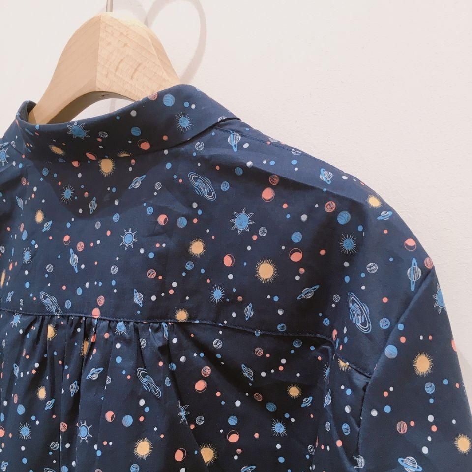 Parkes - チビエリ襟元ギャザー背中ヨーク切替ブラウス