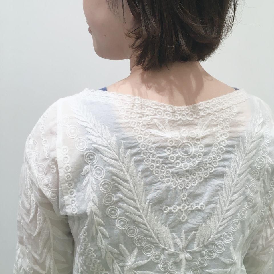 NOMBRE IMPAIR - コットンローン総刺繍 Vネック8分袖ブラウス