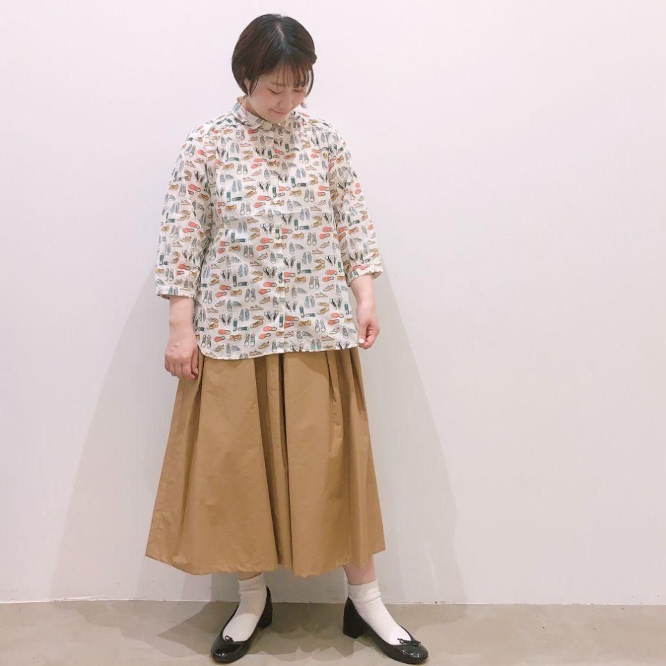 Parkes - 60ローン スニーカー柄の7分袖丸襟ヨークギャザー