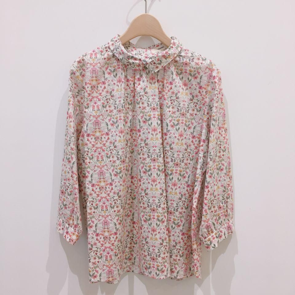 Parkes - 丸衿ギャザー 背中開きのブラウス（リバティ