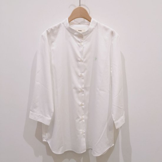 Parkes - ブロード バンドカラーの７分袖シャツ 洗濯ばさみ刺繍