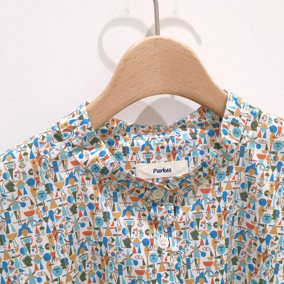 再値下げ[新品]リバティ前後ヨーク切替バンドカラーブラウス Parkes - バンドカラー 背中ヨーク切り替えのフレンチスリーブブラウス