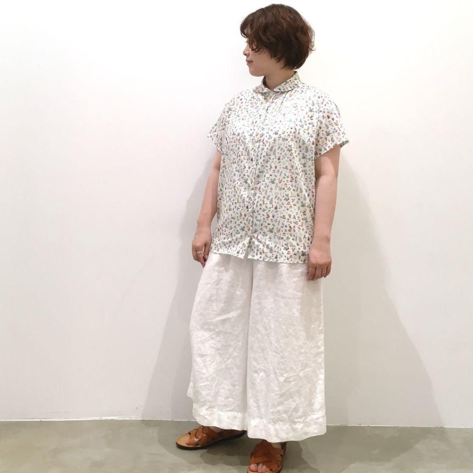 新品タグ付き Parkes×リバティファブリック 半袖シャツ コットン100% Parkes - 丸襟1タックの半袖シャツ（リバティコレクション