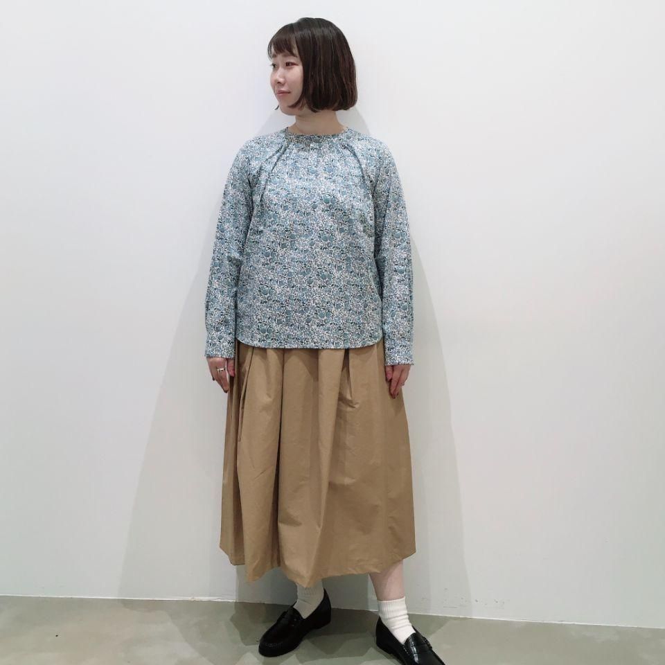 Sheth - リバティプリント 前タックの比翼プルオーバーブラウス