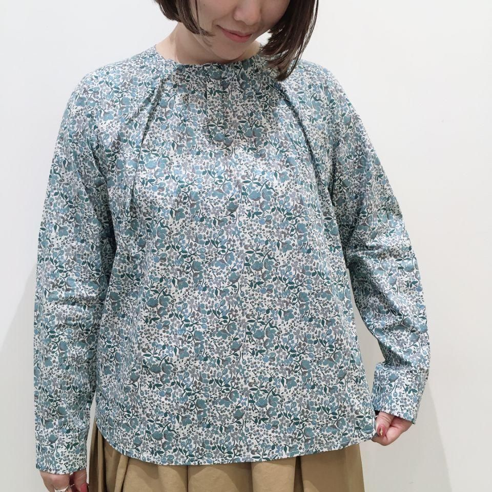 a1335＊ Le Beau elegant リバティ柄 タック ブラウス Afternoon Tea LIVING｜タックデザインスキッパーブラウス