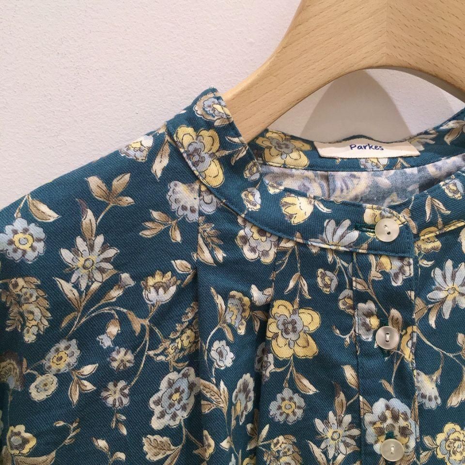 Parkes - 30ビエラ エンジェルソフト花柄のヘンリーネックシャツ