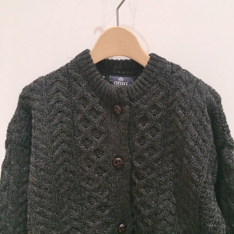 ARAN WOOLLEN MILLS - ケーブル編みカーディガン(正規取扱商品