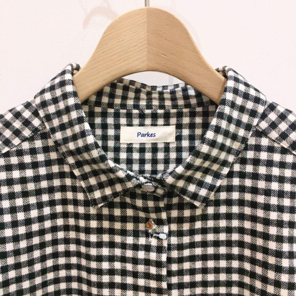 parkes　シャツ Parkes - 後ろ開きスタンドカラーシャツ（リバティコレクション