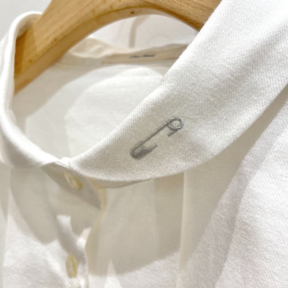 Parkes - ビエラナチュラルピーチワッシャー素材の丸襟シャツ（安全ピン刺繍）