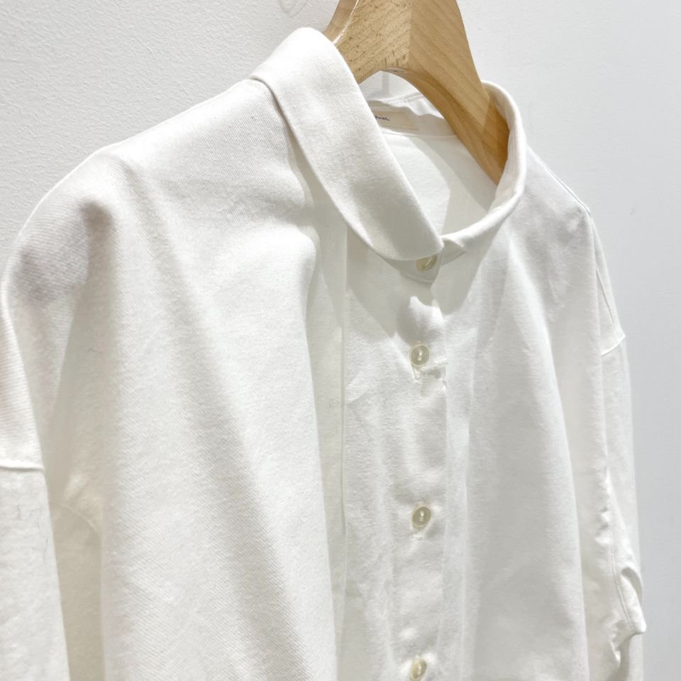 Parkes - ビエラナチュラルピーチワッシャー素材の丸襟シャツ（安全ピン刺繍）