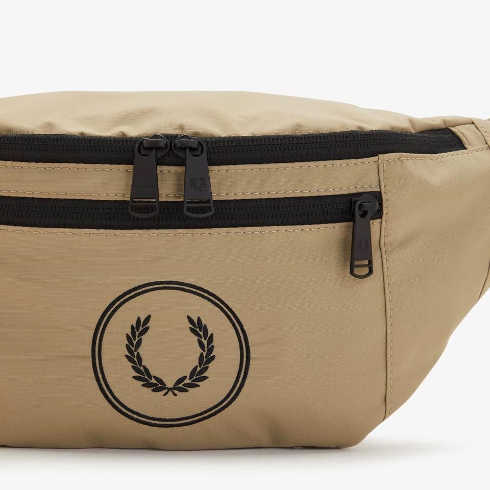 タグ付き　未使用　FRED PERRY ロゴ　チャーム　ブラウン ビジネスバッグ 楽天市場】フレッドペリー FREDPERRY ショルダーバッグ メンズ