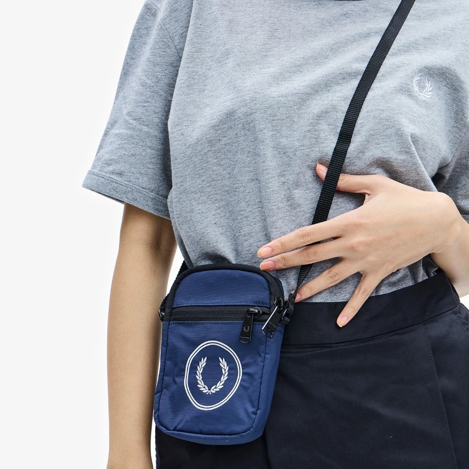 FRED PERRY - Circle Branded Small Side Bag（L5296）正規取扱商品
