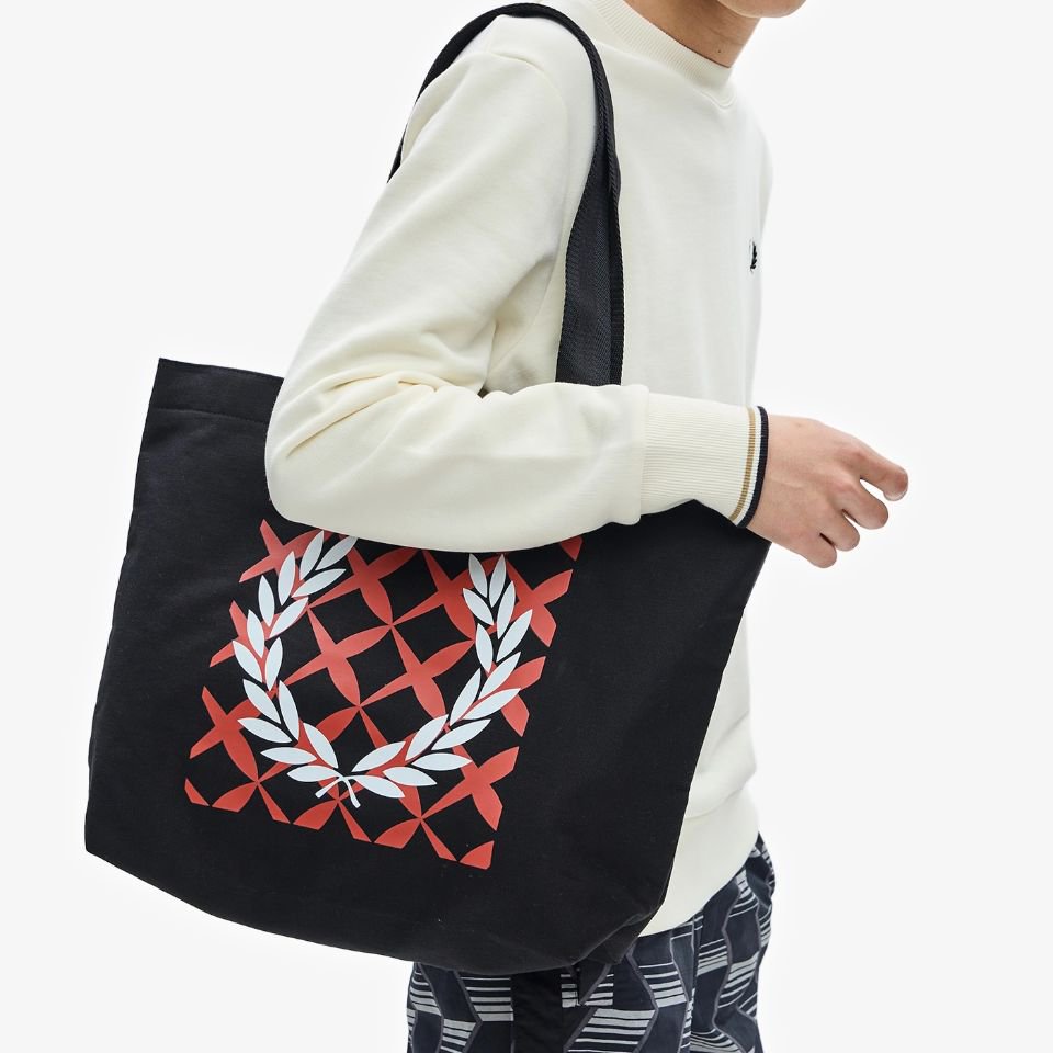 FRED PERRY - Cross Stitch Graphic Tote Bag（F25028）正規取扱商品