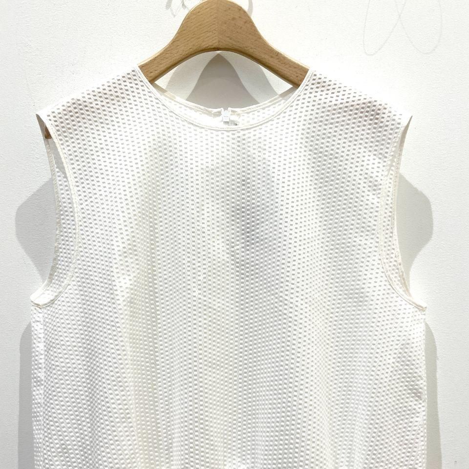 【未使用】ebure　コットンノースリーブプルオーバー　ホワイト Liyoca - コットンエンボスノースリーブプルオーバー（M1105