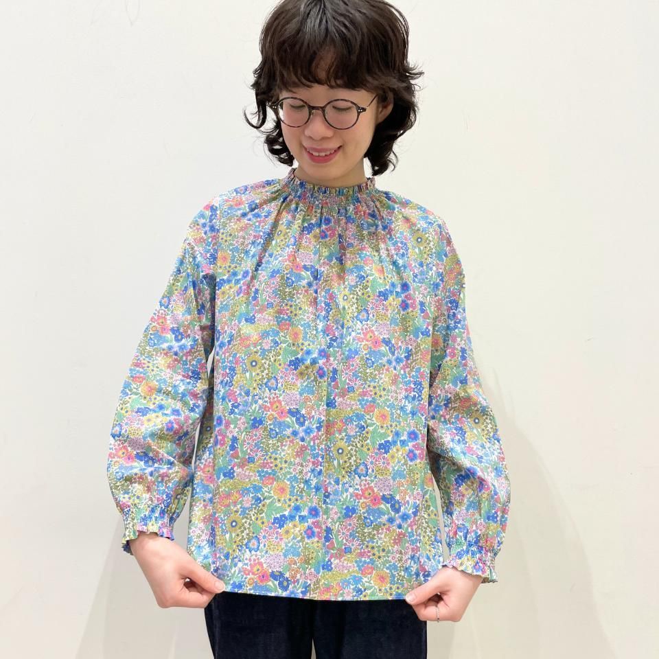 Parkes - シャーリングスタンドカラー プルオーバーブラウス
