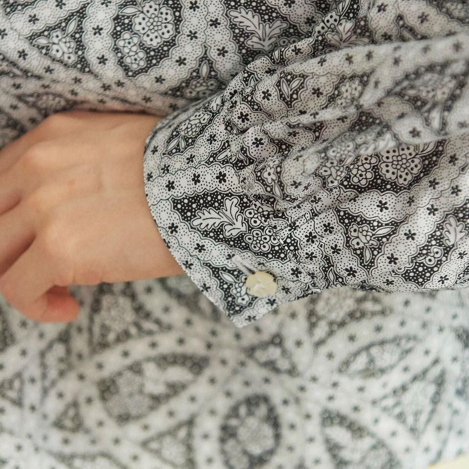 美品 アイシービー 24AW レトロウォールペーパープリントブラウス ボウタイ 美品 アイシービー 24AW レトロウォールペーパープリント