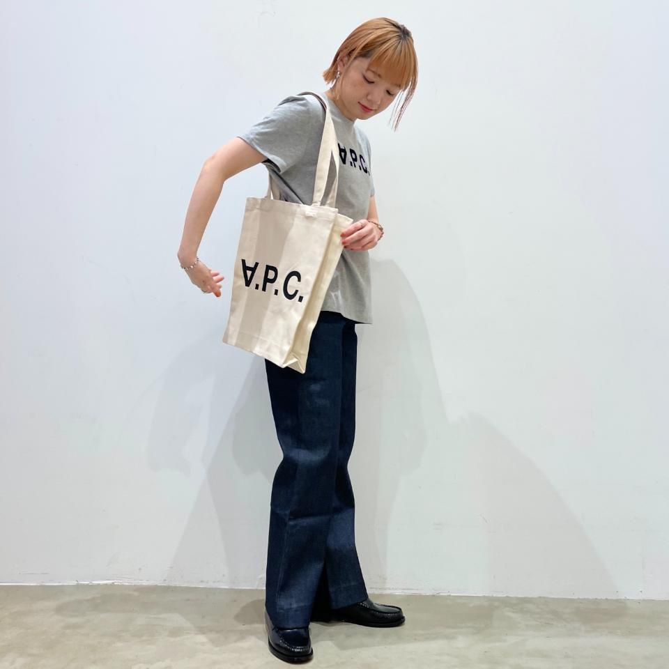 A.P.C. - Laure ブラックロゴトートバッグ(25082102490 A.P.C. - Laure ブラックロゴトートバッグ(25082102490