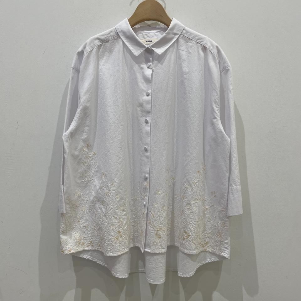 無銘。ページ Parkes - 綿ローン 前身頃オリジナル刺繍7分袖シャツ（PH2411000