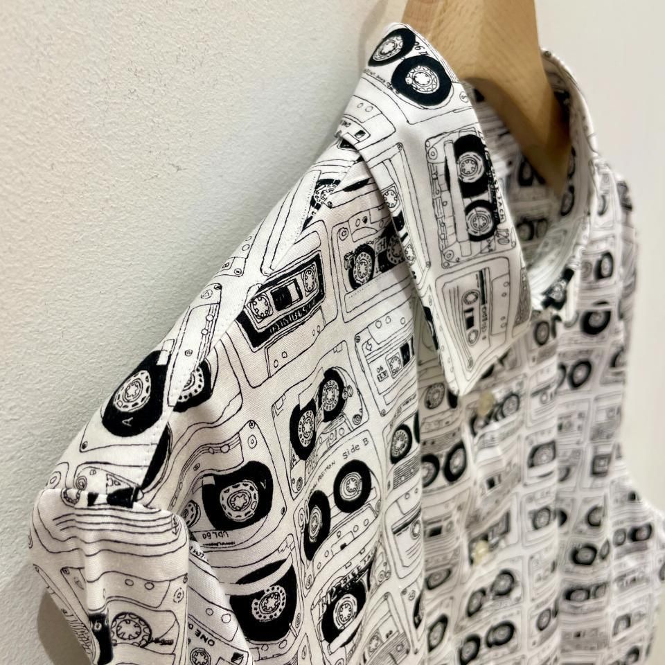 Parkes - 40ブロード カセットテープ柄 丸襟シャツ（PN2431019