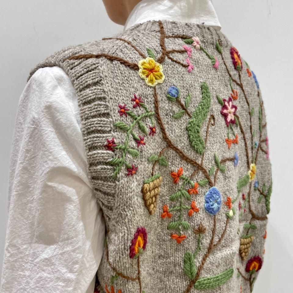 ina - 草花刺繍 ペルーニットベスト（S370031） - Sheth Online