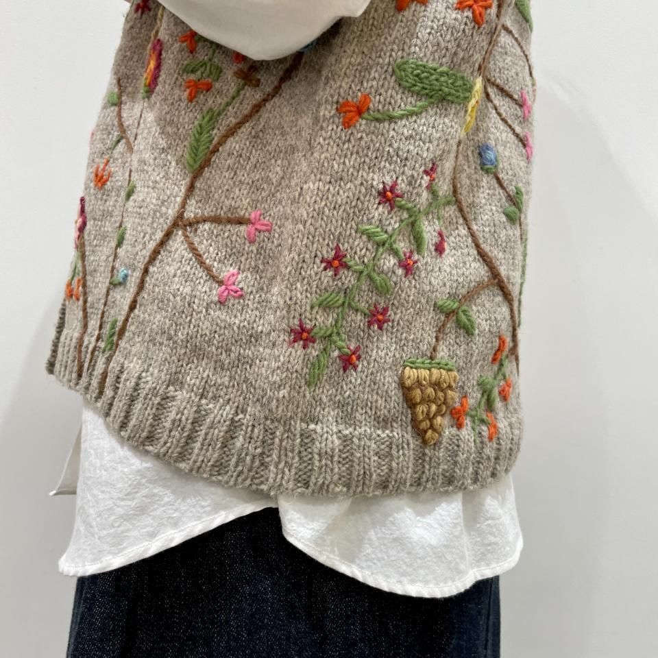 ina - 草花刺繍 ペルーニットベスト（S370031） - Sheth Online