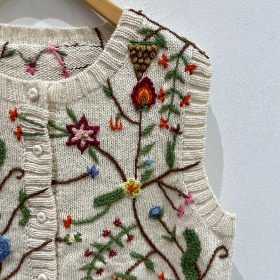 ina - 草花刺繍 ペルーニットベスト（S370031） - Sheth Online