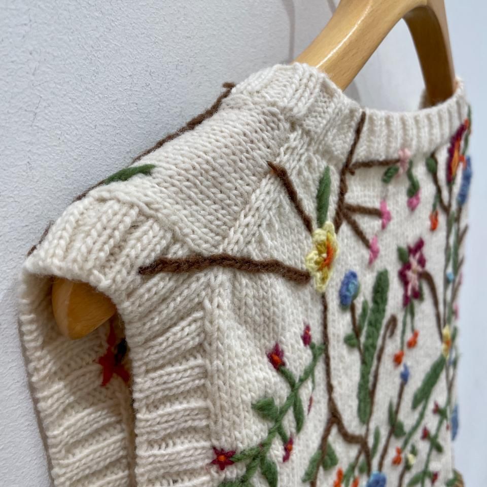 ina - 草花刺繍 ペルーニットベスト(S370031) - Sheth Online ina - 草花刺繍 ペルーニットベスト(S370031) - Sheth Online