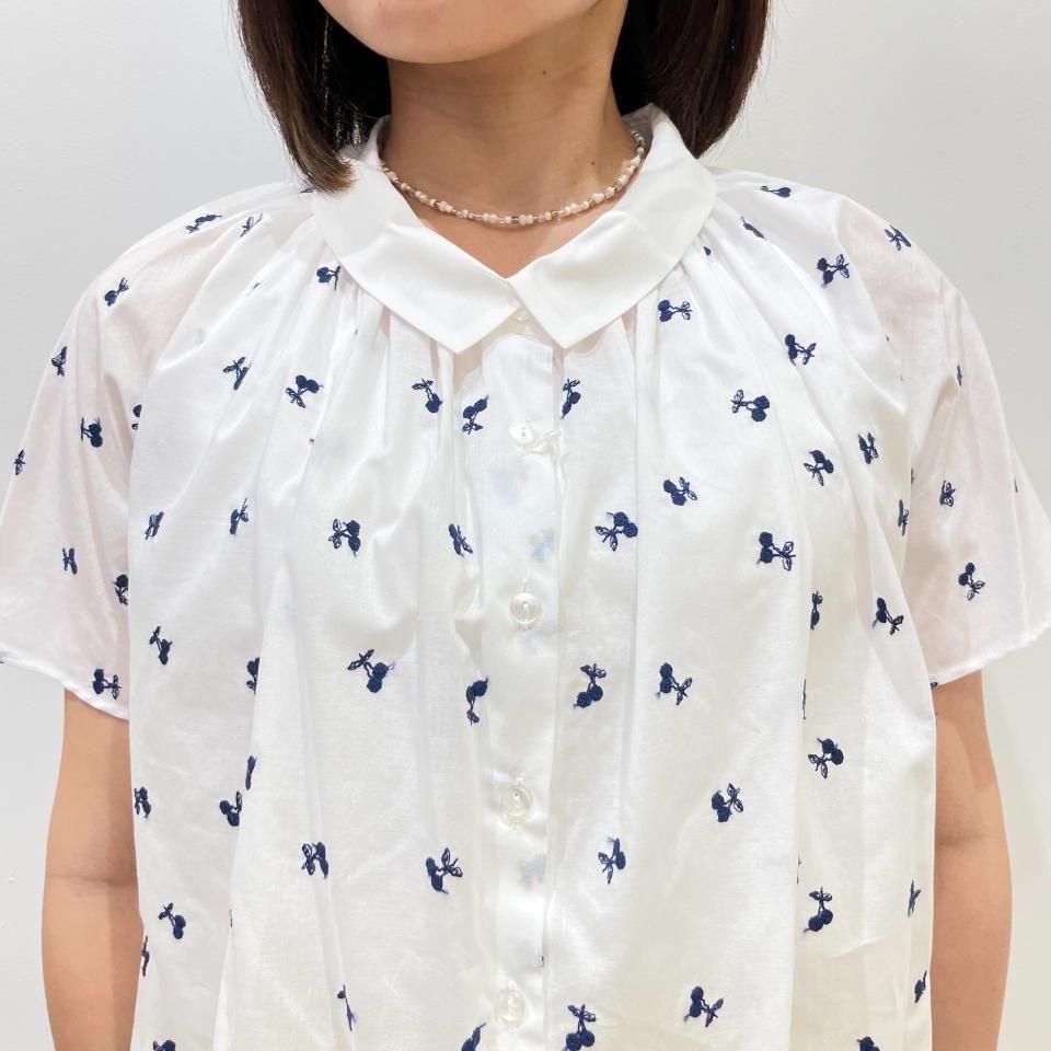 環櫻ページ J.sloane - 襟ぐりギャザー チェリー刺繍 半袖ブラウス