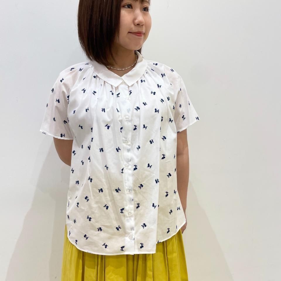 J.sloane - 襟ぐりギャザー チェリー刺繍 半袖ブラウス