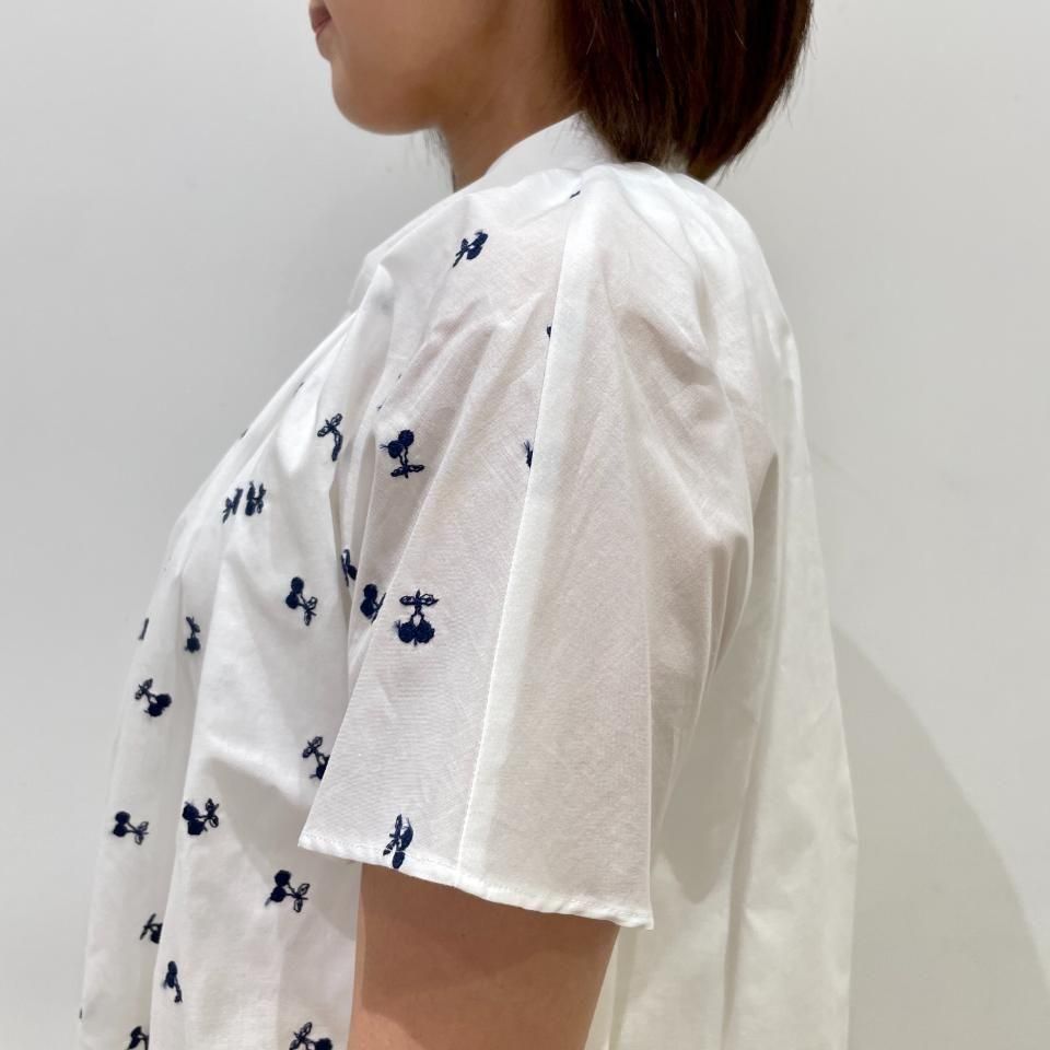 J.sloane - 襟ぐりギャザー チェリー刺繍 半袖ブラウス