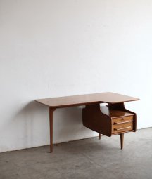 desk / Jacques Hauville[AY]