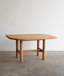 solid pine table / Rainer Daumiller