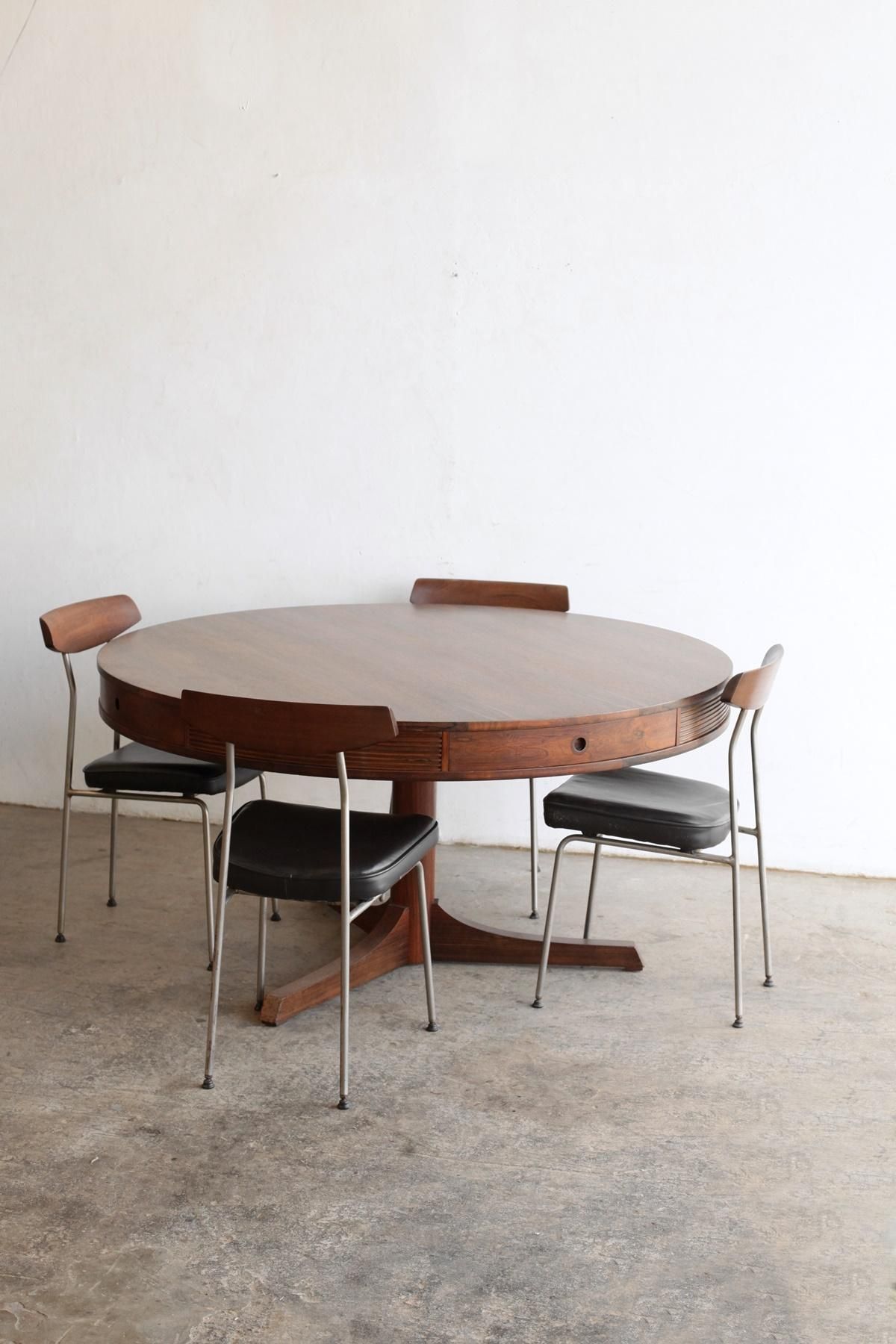 Circle table / Robert Heritage Circle table / Robert Heritage