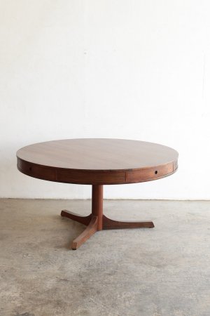 Circle table / Robert Heritage
