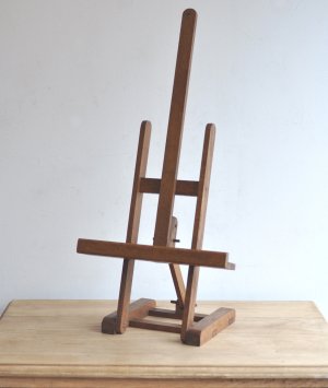 Wooden easel[AY]