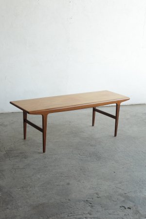Coffee table / Younger[AY]