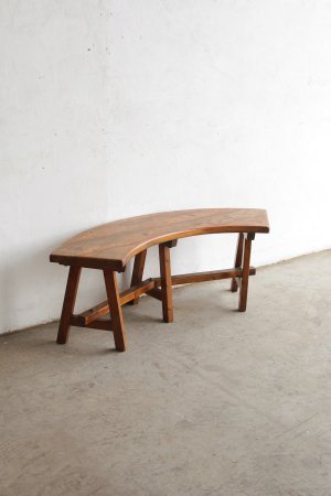 Curved bench[LY]