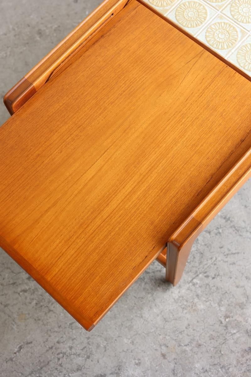 Tile top coffee table / remploy[LY] - Antiques & Repair eel