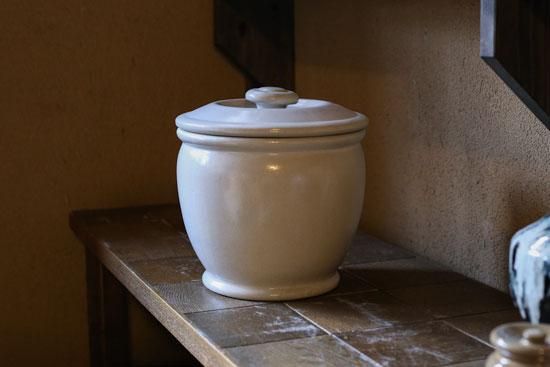 ぬか漬け容器に、お味噌(3.3キロ)梅干し(梅の実1.2~1.8キロ ぬか漬け容器に、お味噌(3.3キロ)梅干し(梅の実1.2~1.8キロ