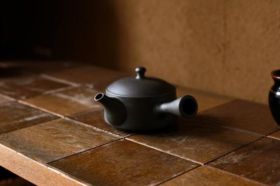 煎茶が美味しく飲める平急須」 愛知県常滑産・澤田朋大さん作