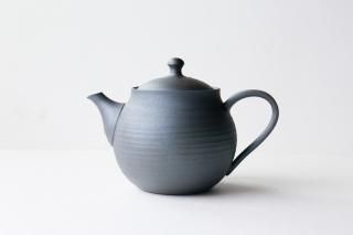 「紅茶におすすめ、和にも洋にも似合う後手急須」　愛知県常滑産・澤田朋大さん作・急須・後手・260cc