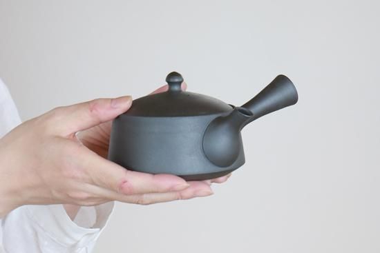 新しい到着 煎茶が美味しく飲める平急須」 愛知県常滑産・澤田朋大さん作 調理器具