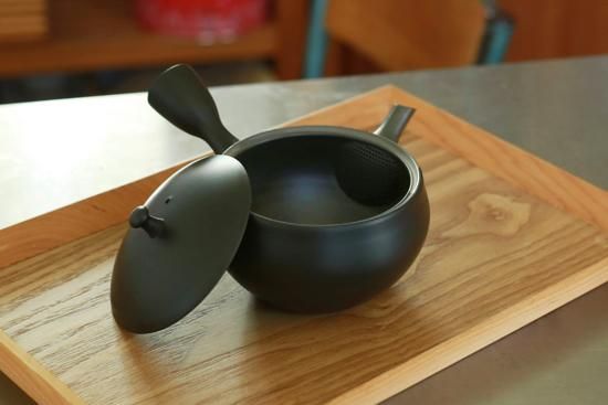 洗いやすく手入れのしやすい平丸急須」 愛知県常滑産・梅原タツオさん