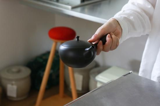 洗いやすく手入れのしやすい平丸急須」 愛知県常滑産・梅原