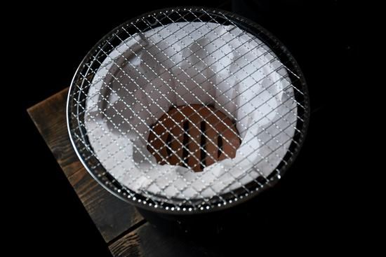 一人焼肉を楽しむ七輪 【愛知県碧南産】三河焼・亀島さんご夫婦の