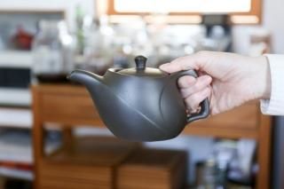 持ちやすい急須　【新生活のお迎え準備に】「たっぷり大容量でほうじ茶や番茶にも」　愛知県常滑産・注ぎ口網付き急須・450cc