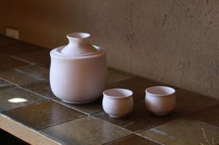 ギフトに♪冷酒も楽しめる　日本酒1合！【3分で熱燗が楽しめる】伊藤さんご家族のつくる酒燗器（中）・ぐい呑み2つのセット・桃